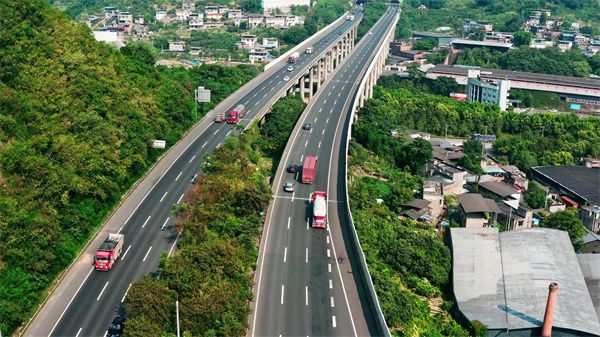 千庫(kù)網(wǎng)_高速公路車流交通高速公路大貨車_攝影圖編號(hào)232451.jpg